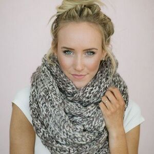 NWT Kohl's Cozy Knit Infinity Loop Scarf - Gray and White OS retail price $32